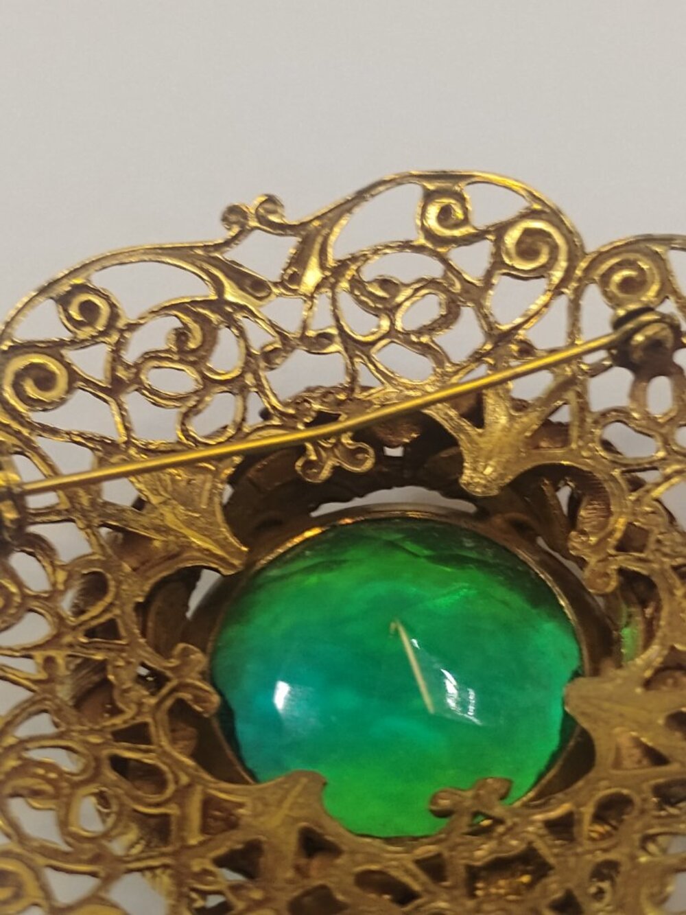 Vintage Brooch Pin Gold tone Large Green Stone Retro Jewelry Victorian Style - Picture 8 of 10